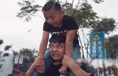 Có ông bố bá đạo như thế này thì chỉ khổ những đứa con thôi